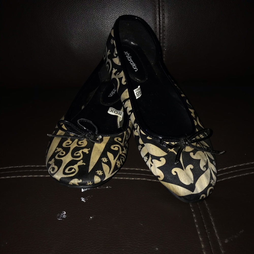 TAN AND BLACK FLATS